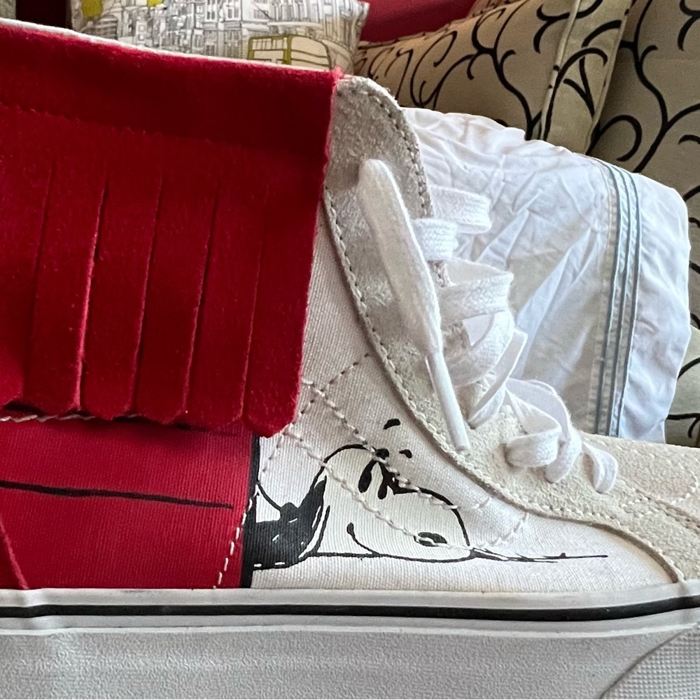 Vans X Peanuts Snoopy Doghouse High Top Sneakers Women’s 8.- never worn